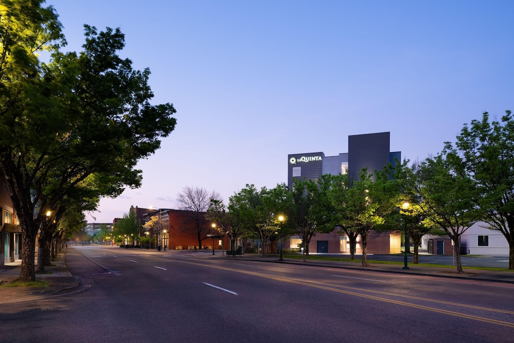 La Quinta Inn & Suites by Wyndham Chattanooga Downtown/South 53/61