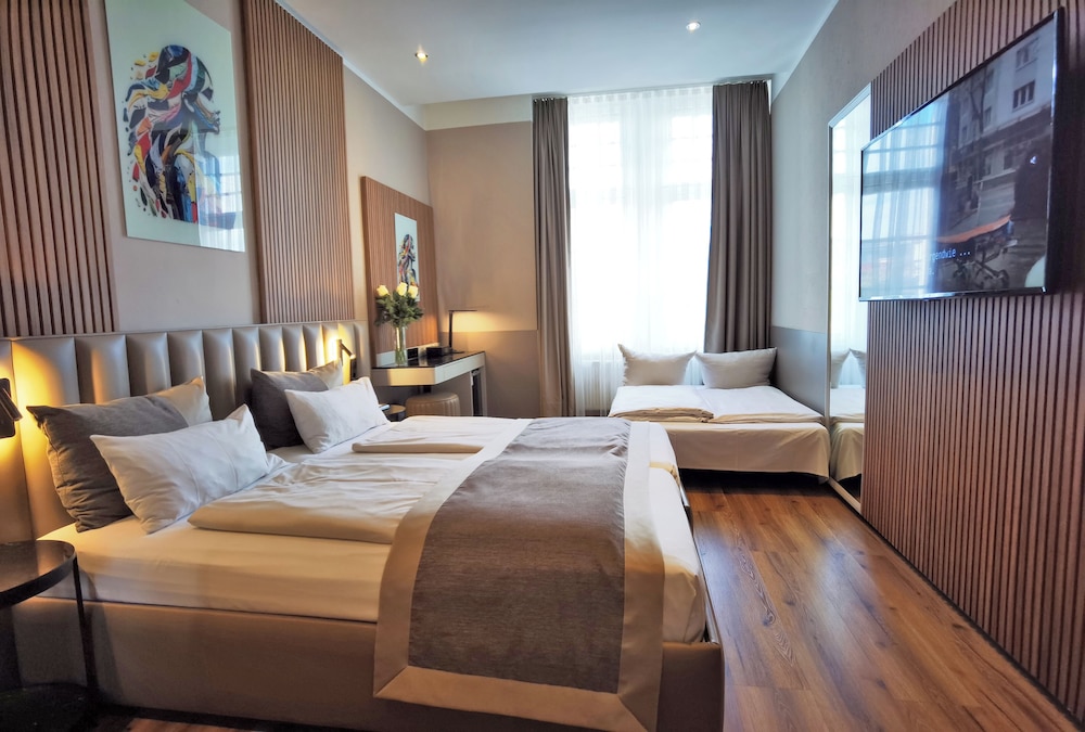 غرفة قياسية رباعية بسريرين منفصلين مع أريكة، Arthotel Munich 8/10
