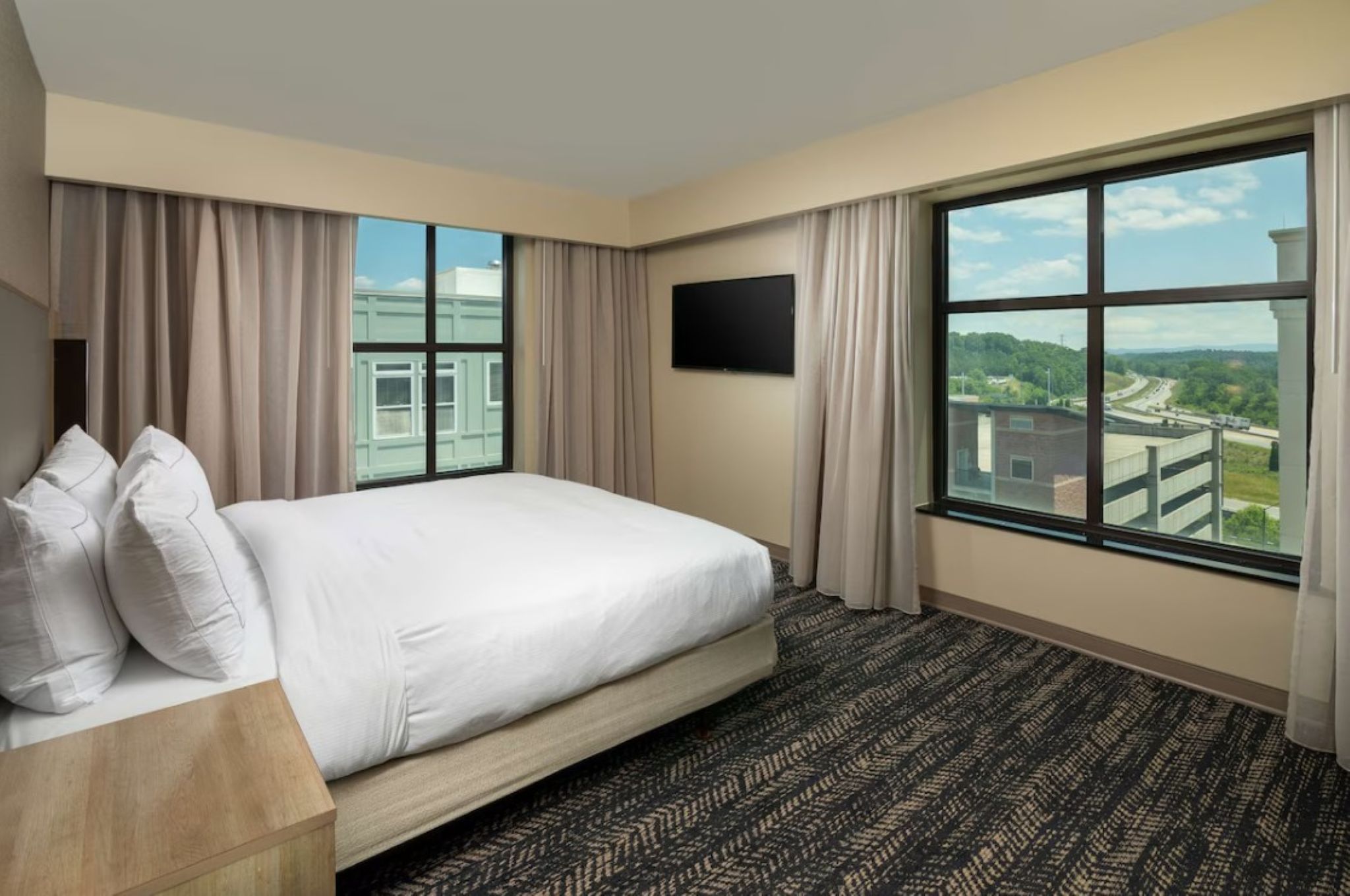 1 BEDROOM, SUITE, KING BED, PRIVATE GARDEN, BATHTUB