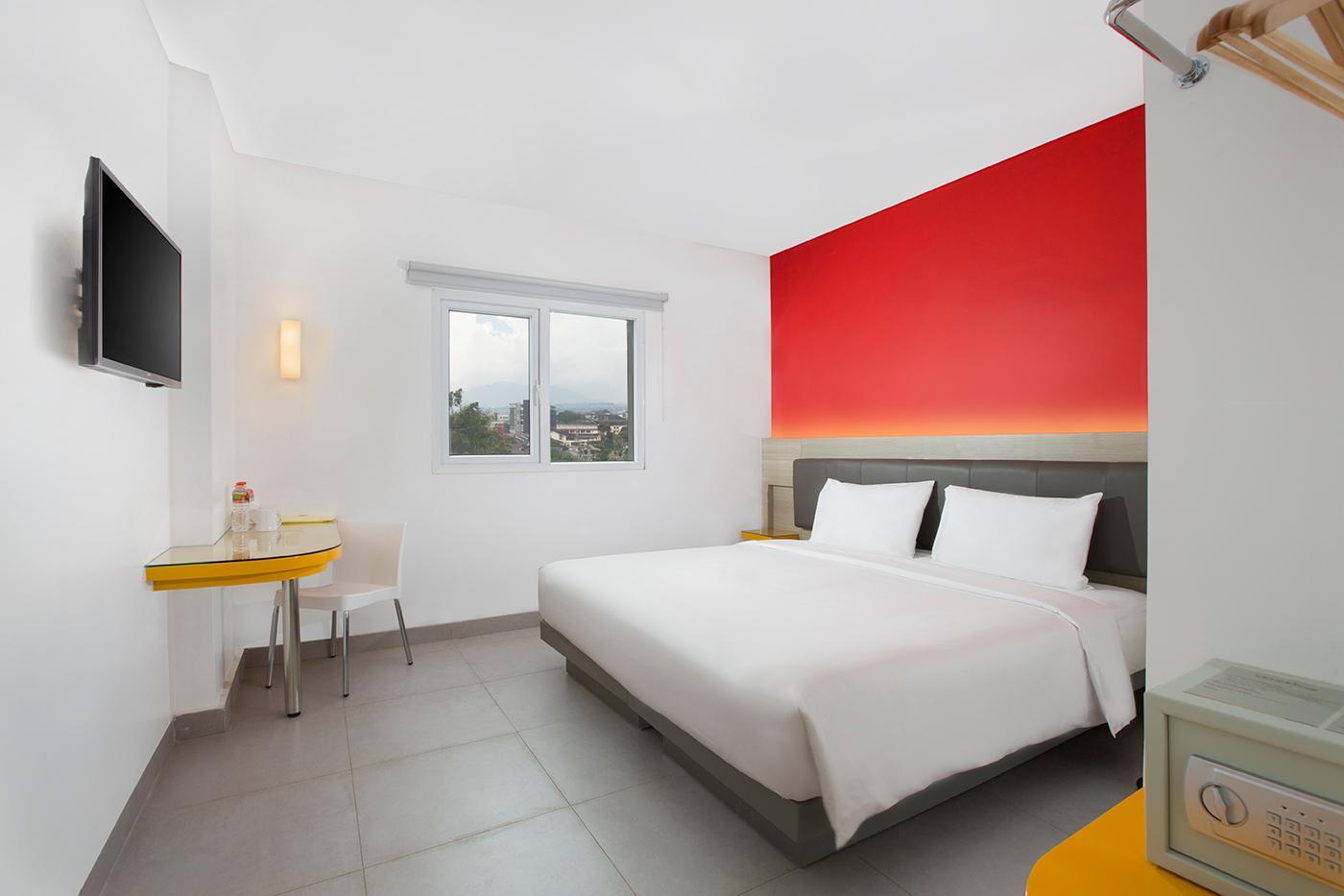 Smart, Hollywood, Queen Bed