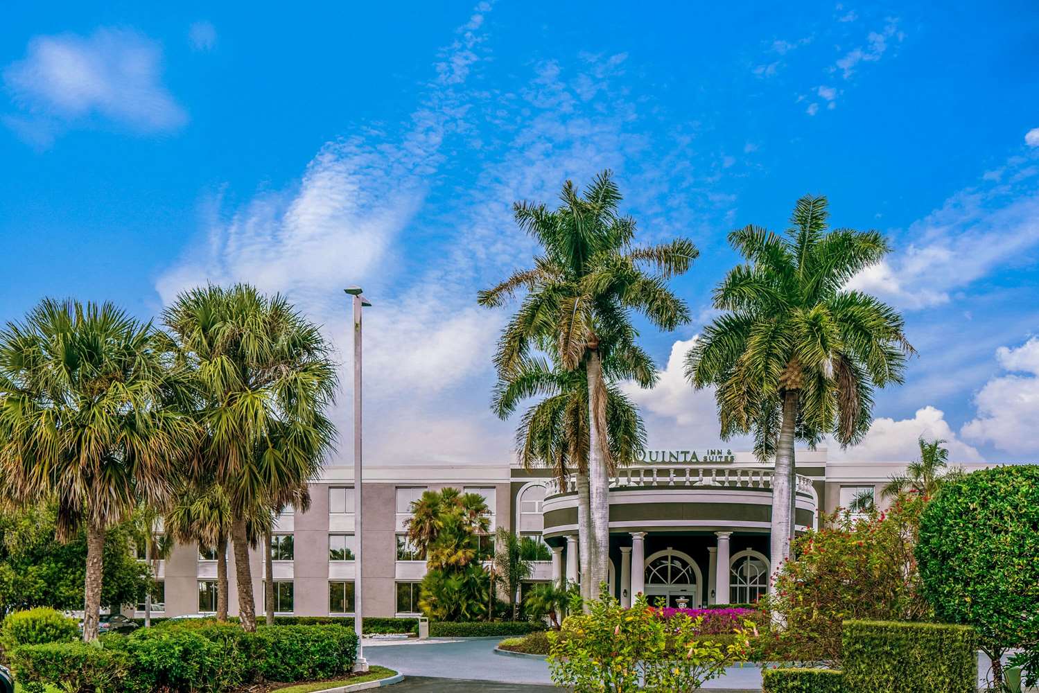 La Quinta Inn Suites By Wyndham Naples Downtown 45/48