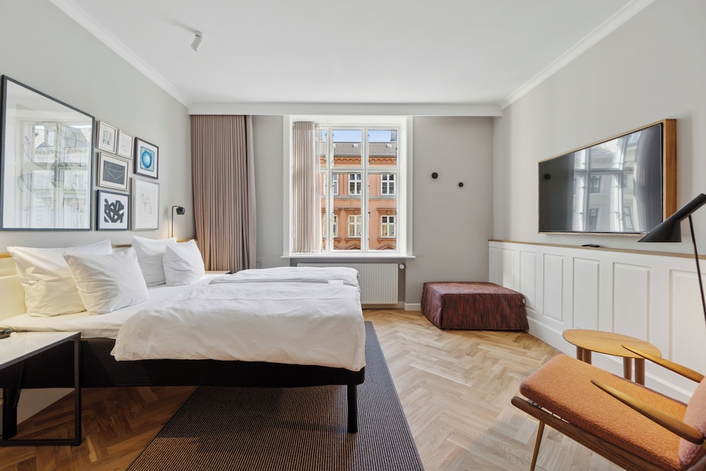 SUPERIOR, DOUBLE OR TWIN BED