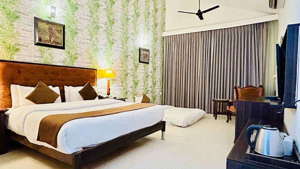 Click Resort Corbett Tiger Den 10/50