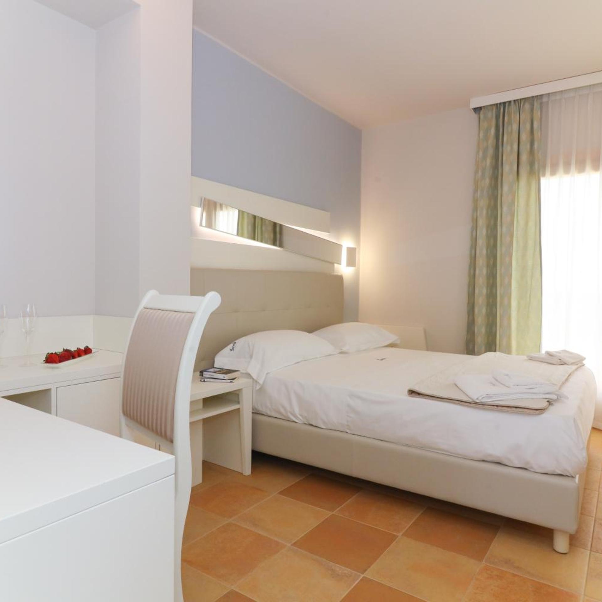 غرفة بسرير مزدوج بشرفة