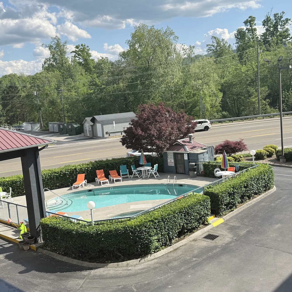 Baymont by Wyndham Pigeon Forge near Island Drive 22/28