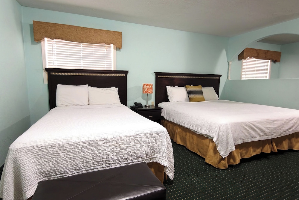 Sunset Lodge Elgin near US 290 by Hotel O 13/47