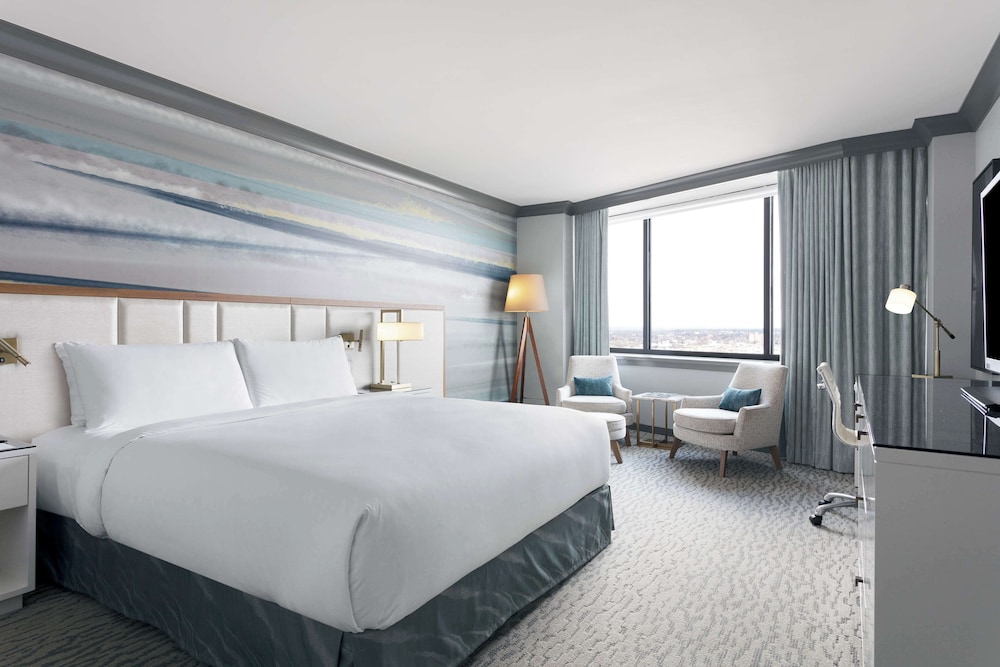 ROOM, KING BED, JETTED TUB