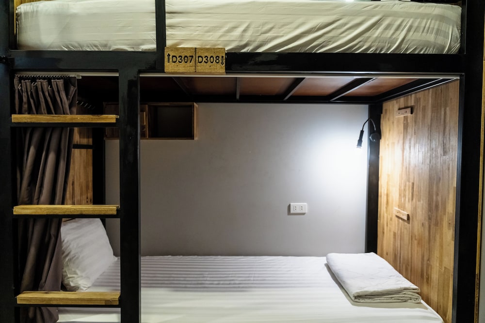FEMALE DORM, 8 BEDS
