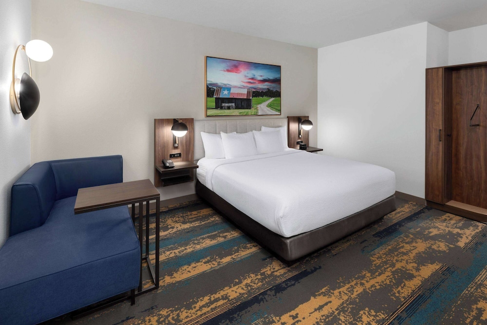 La Quinta Inn & Suites by Wyndham San Antonio at the RIM 17/43