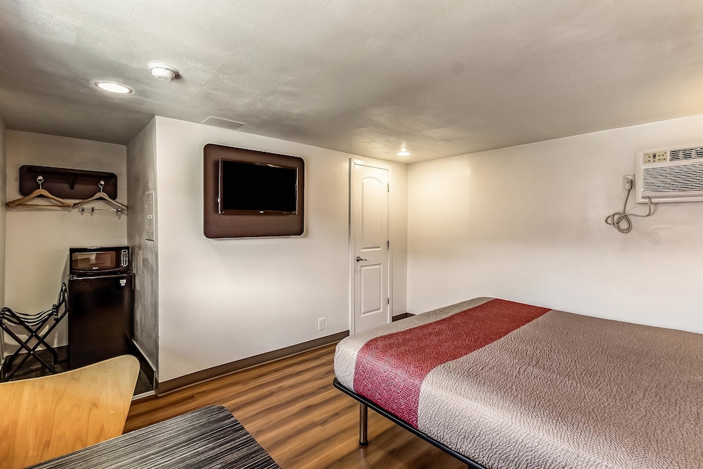 Motel6 Elizabeth, NJ - Newark Liberty Intl Airport 25/45