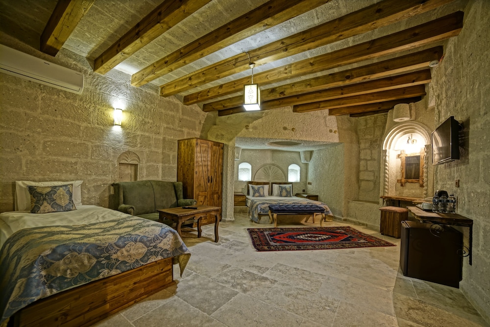 Risus Cave Suites 12/55