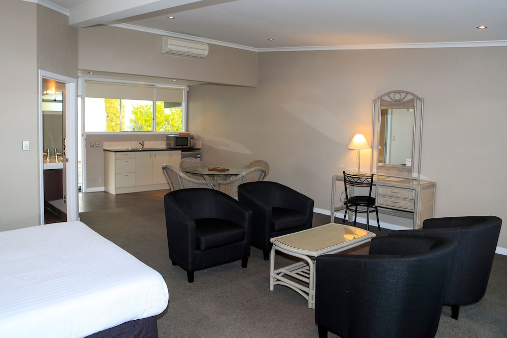 The Avenue Hotel 24/51