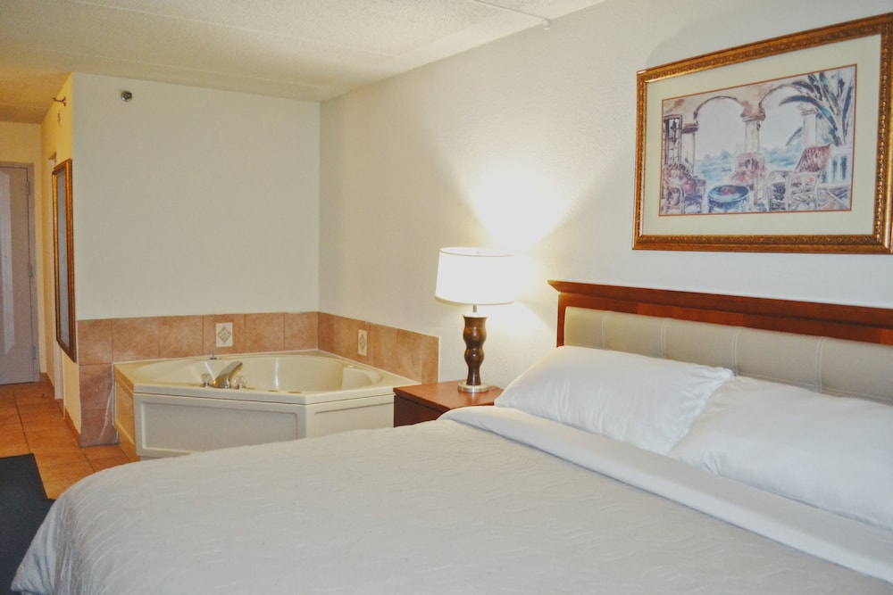 DELUXE, KING BED, PATIO