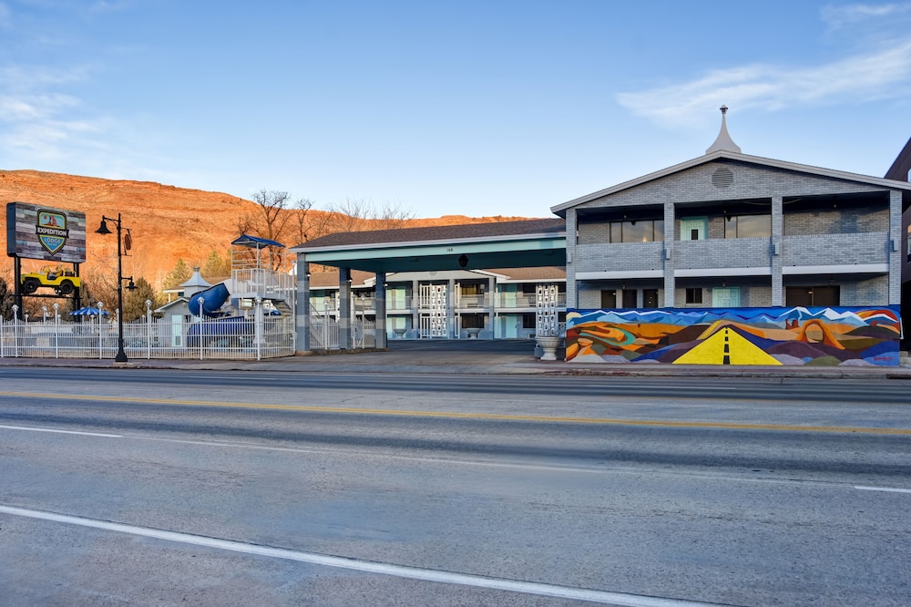 Expedition Lodge 58/62
