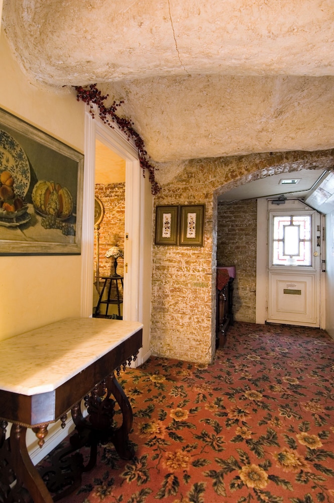 Chateau Tivoli Bed and Breakfast 3/50