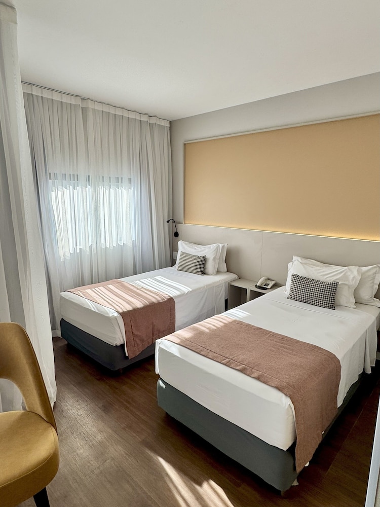 EXECUTIVE, TWIN BEDS