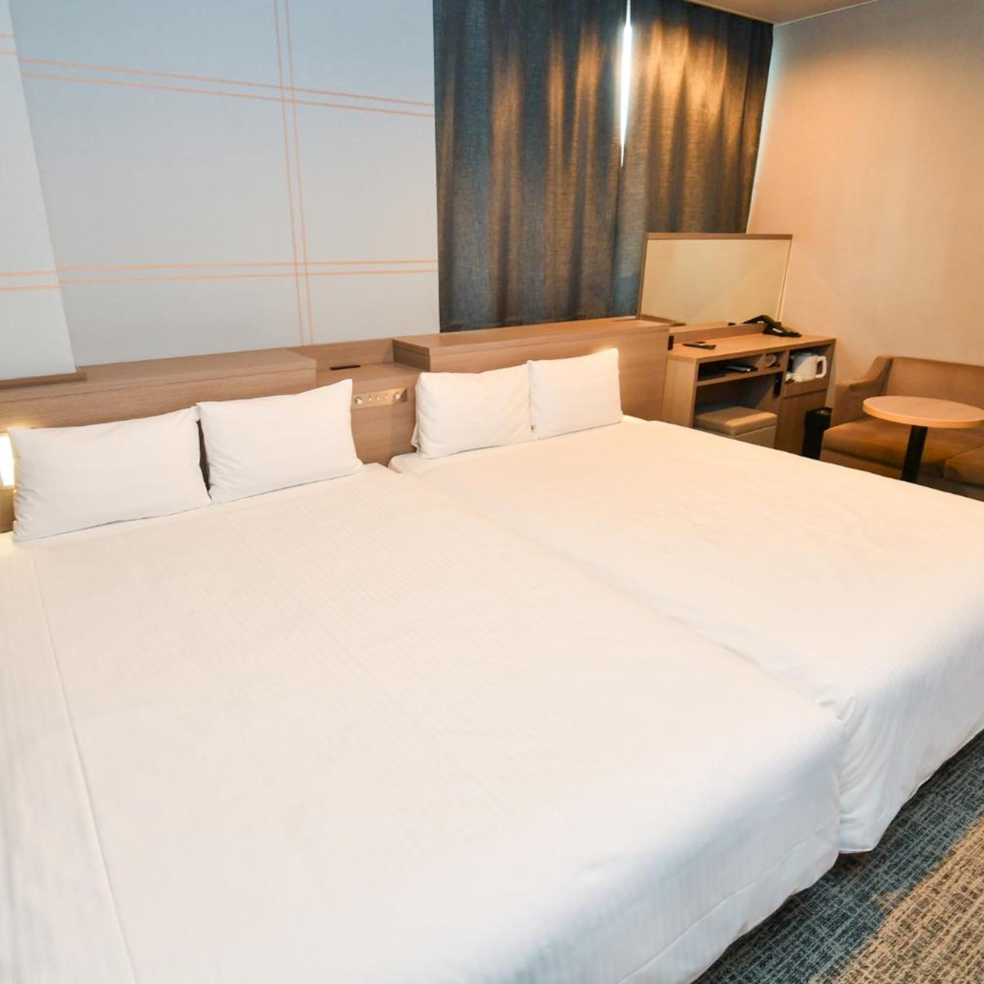 Deluxe, Twin Beds, Station View