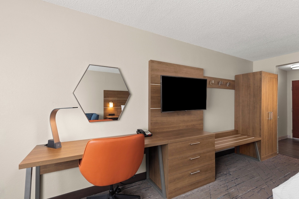 Holiday Inn Express Hotel Suites Frankfort 65/74