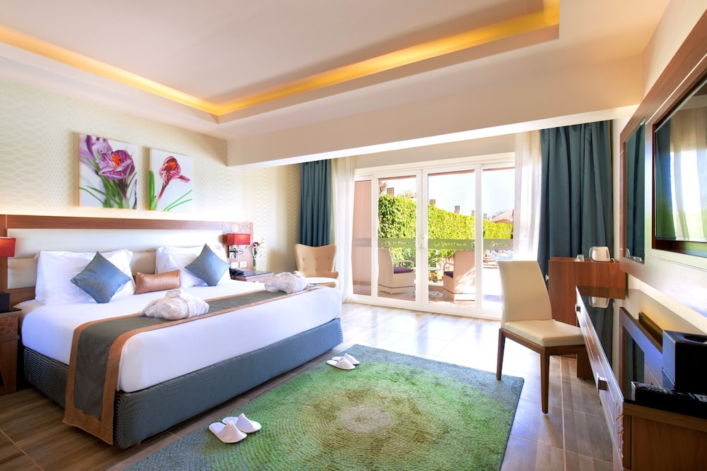 King Suite with Pool View