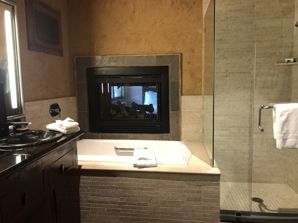Border House at Crystal Bay Casino 24/26