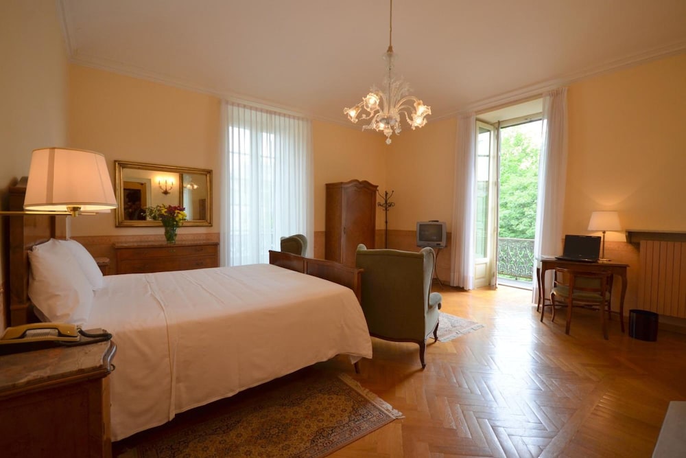 Hotel Roma E Rocca Cavour 24/82