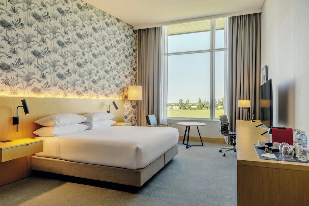 Club, King Bed, with View