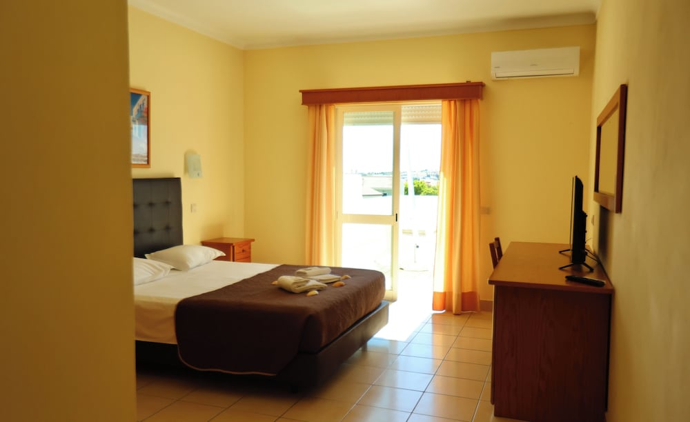 Room, Queen Bed, Balcony