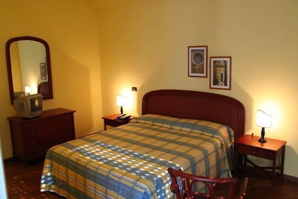 ROOM, SINGLE, DOUBLE BED