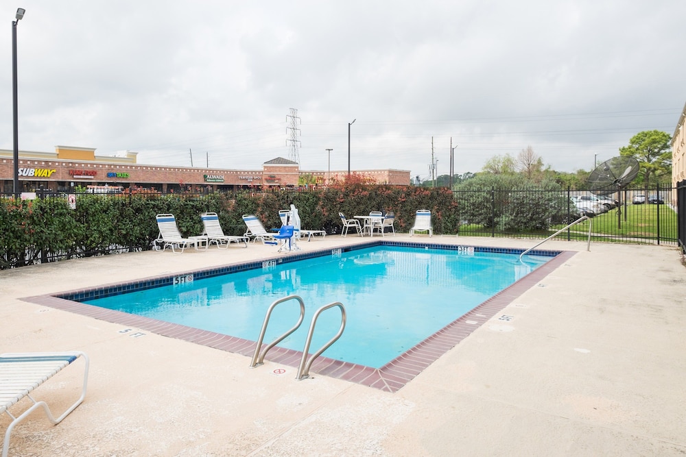 GreenTree Inn Houston IAH Airport 30/48