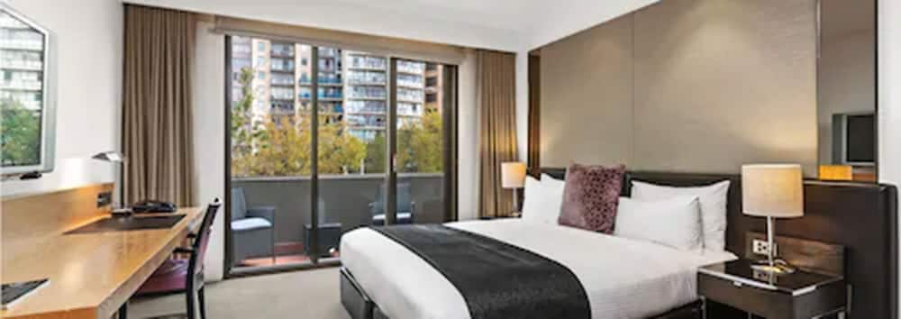 Royce Hotel 35/60
