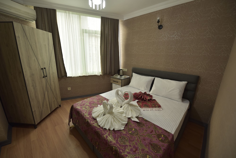 THE LUXX BOUTIQUE HOTEL 45/53