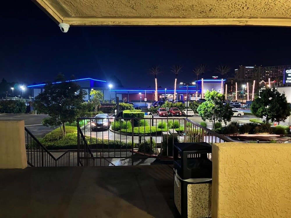 Bposhtels Anaheim 37/40
