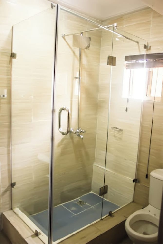 Oragon Hotel and Suites 42/46