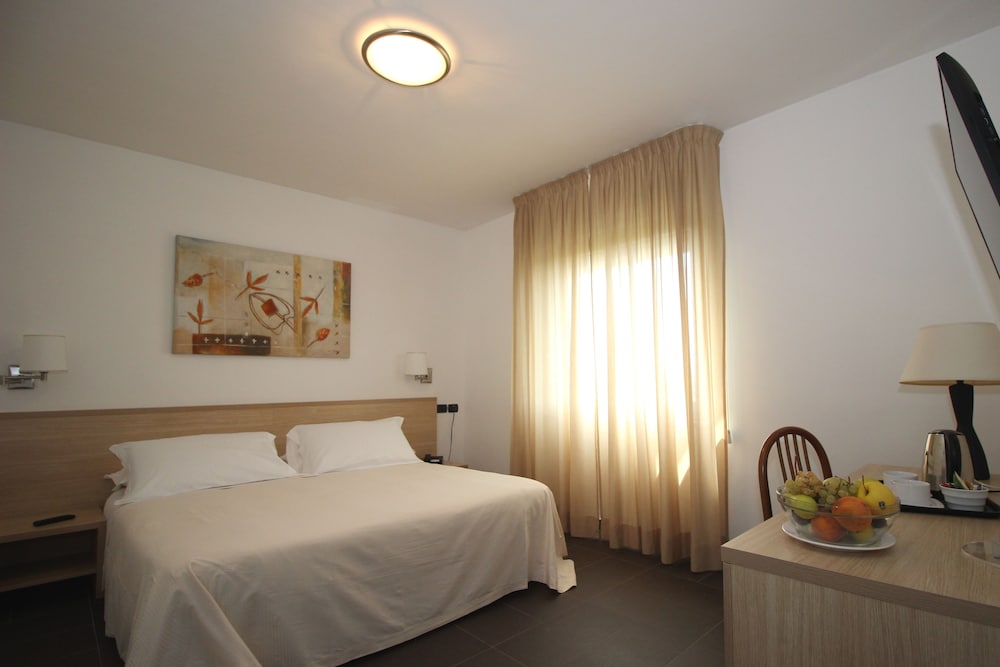 Standard, Double or Twin Bed, Garden View