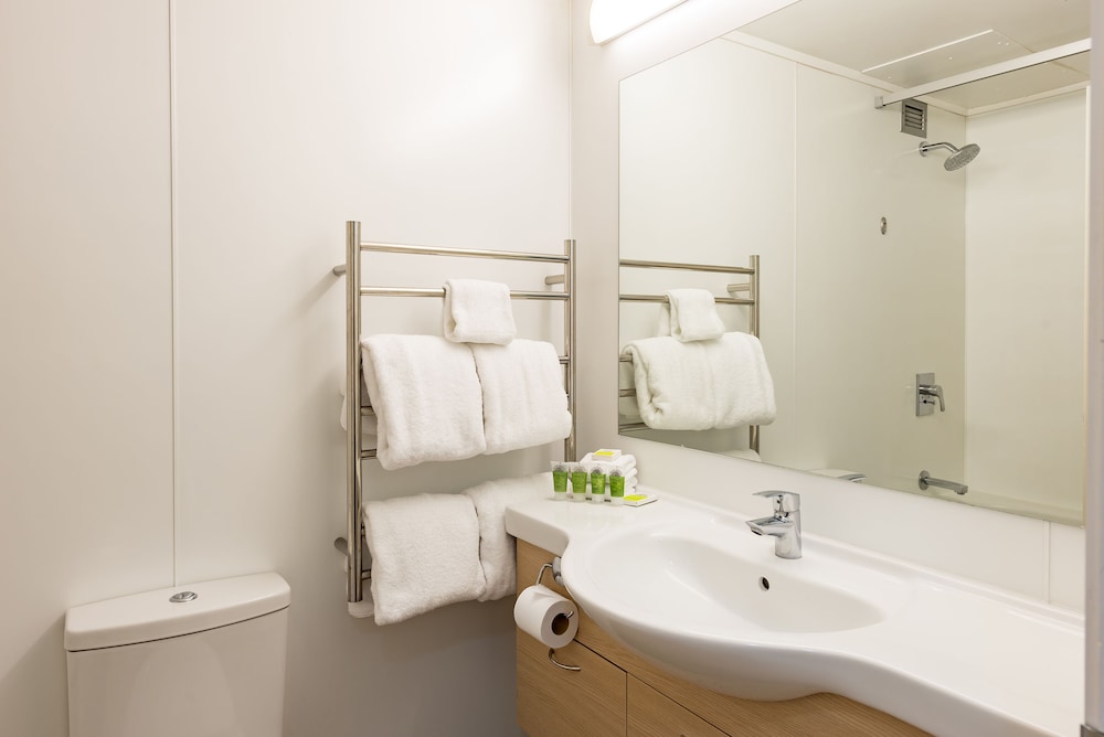 Heartland Ambassador Hotel Hamilton 45/49