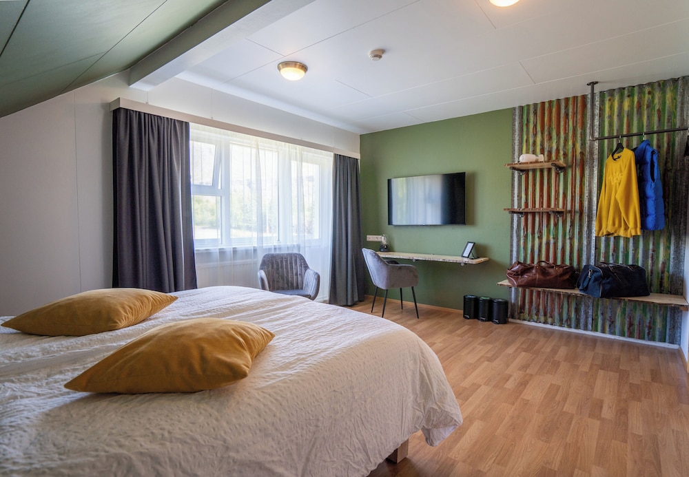 غرفة بسرير كوين بإطلالة على الجبل، Hotel Breiodalsvik 2/8