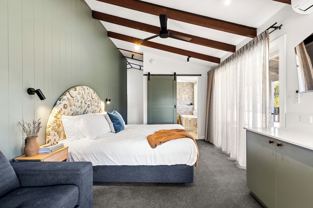 Superior, Studio, Suite, King Bed