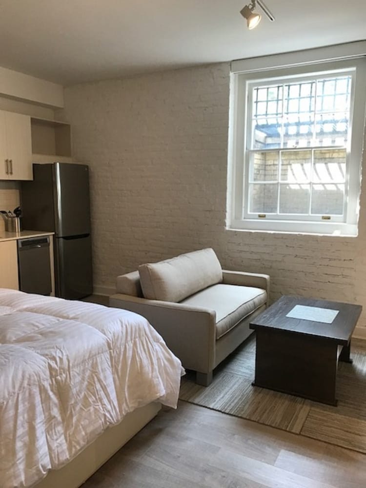 Placemakr Dupont Circle 24/64