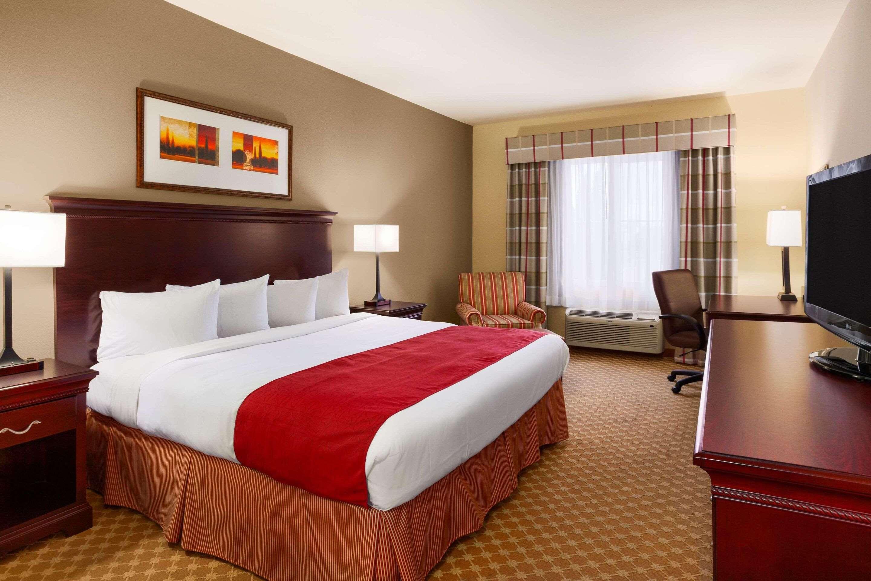 SUITE, KING BED, ACCESSIBLE