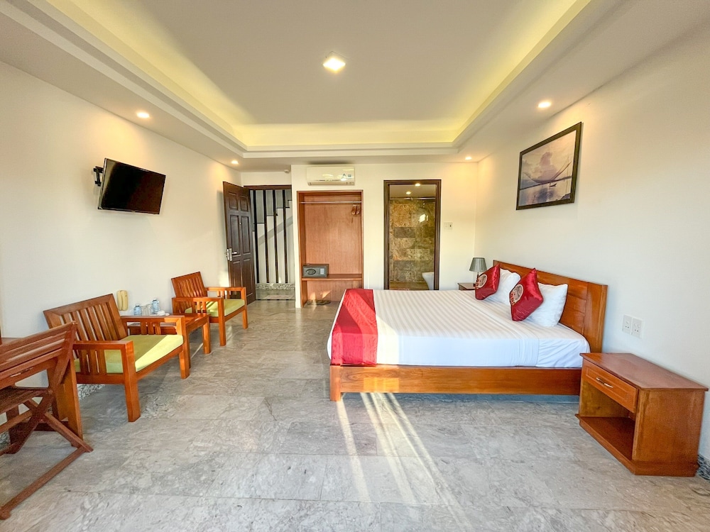 DELUXE, DOUBLE BED, POOL VIEW, BALCONY