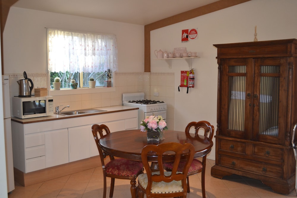 CLANDULLA COTTAGES 25/50