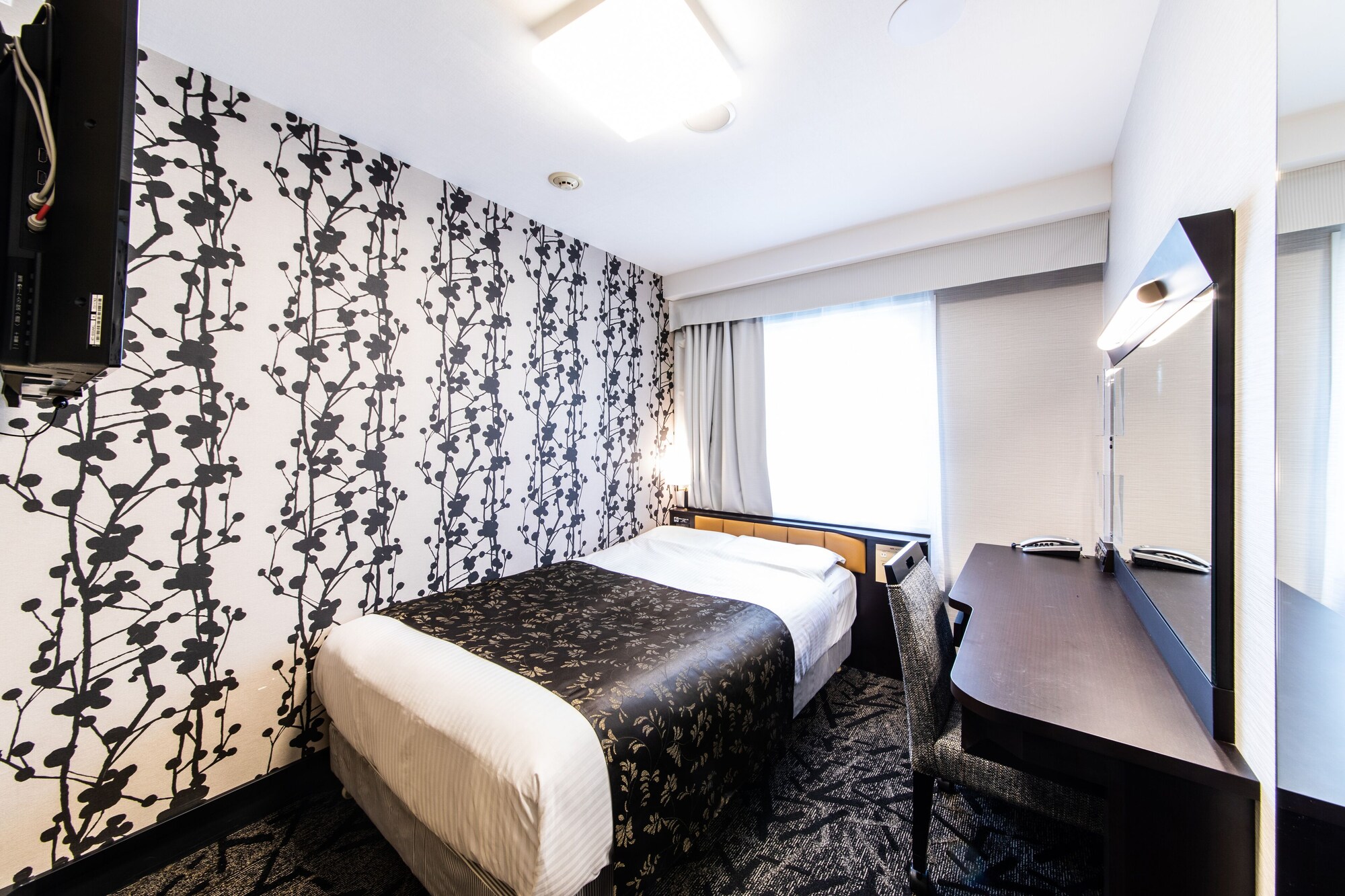 ROOM, LARGE SINGLE BED, SMALL, SMOKING