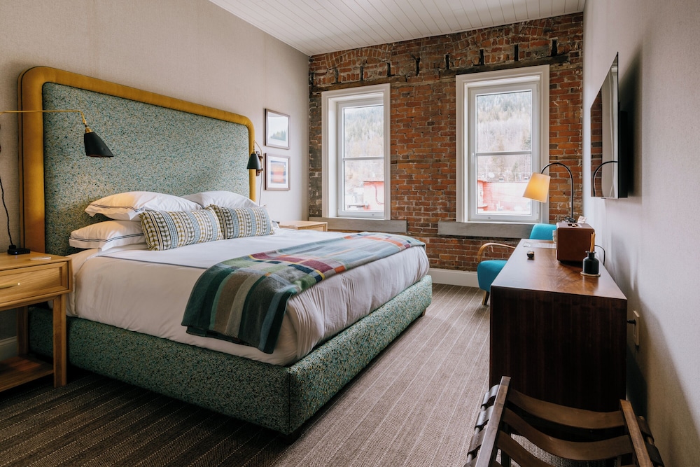 Eleven Revelstoke Lodge 11/58
