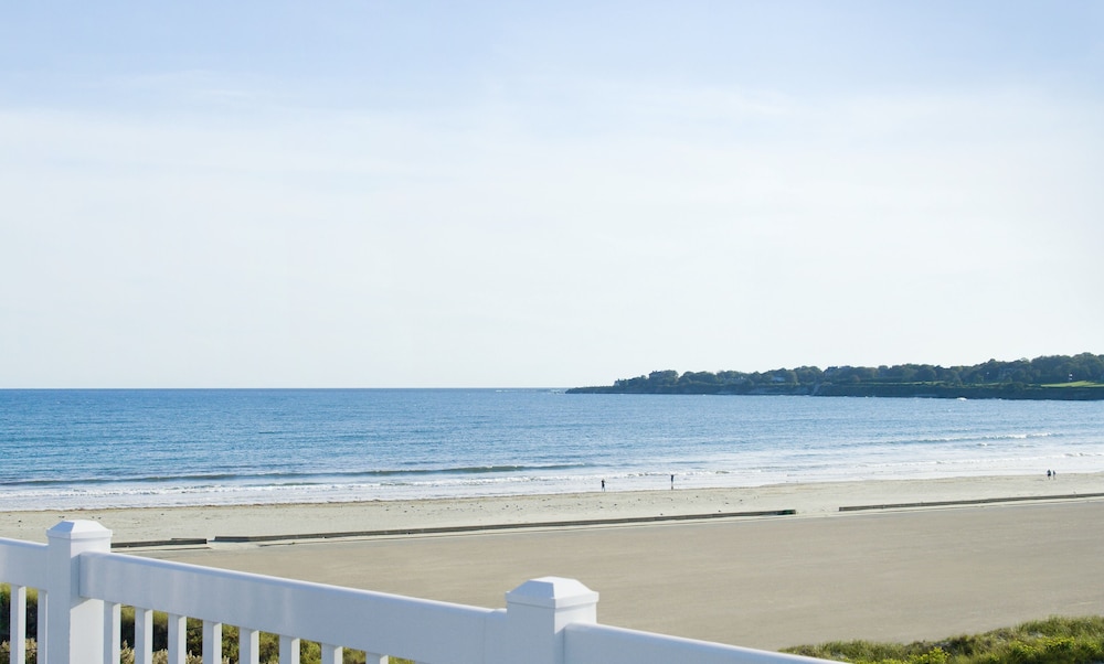 Newport Beach Hotel Suites 28/69