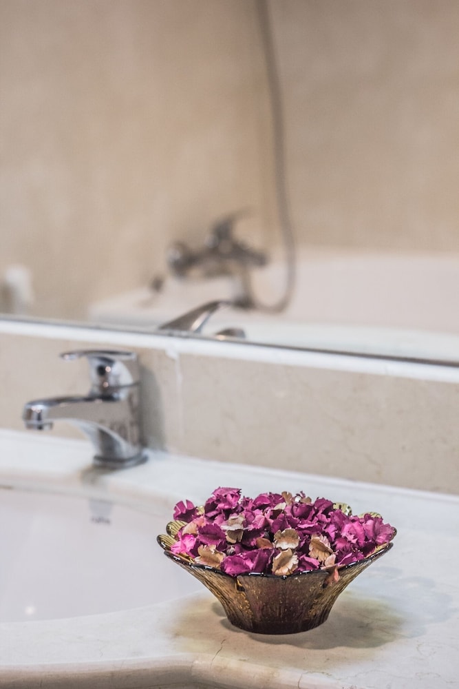 Romance Hotel Srinakarin 49/80