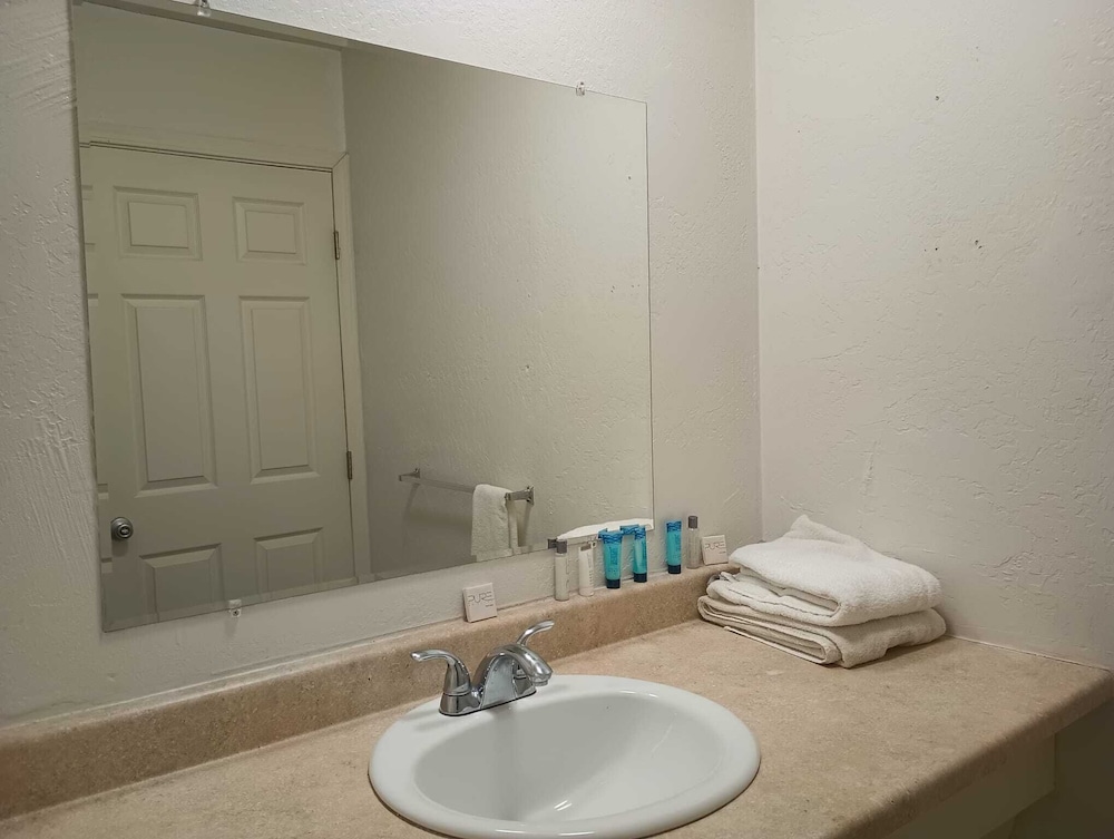 Cedar Inn & Suites 61/64
