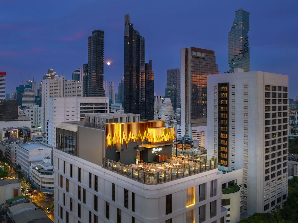 Mercure Bangkok Surawong 3/64