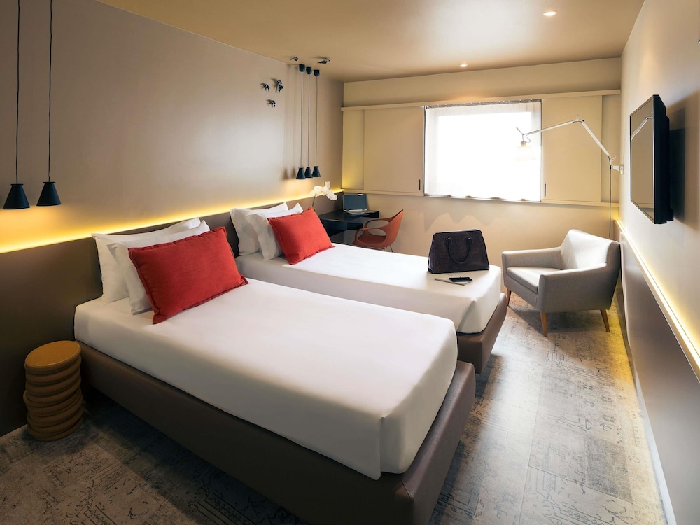 SUPERIOR, TWIN BEDS, CITY VIEW