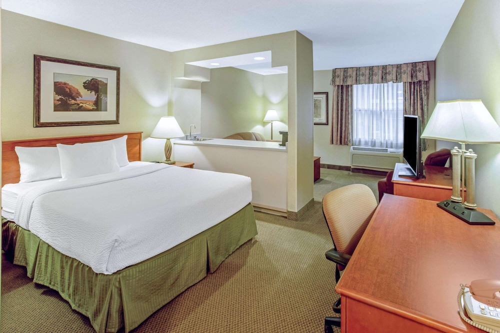 La Quinta Inn & Suites by Wyndham Appleton College Avenue 16/49