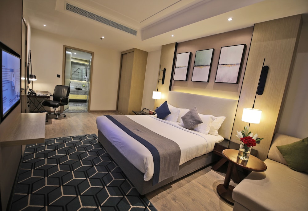 EXECUTIVE, SUITE
